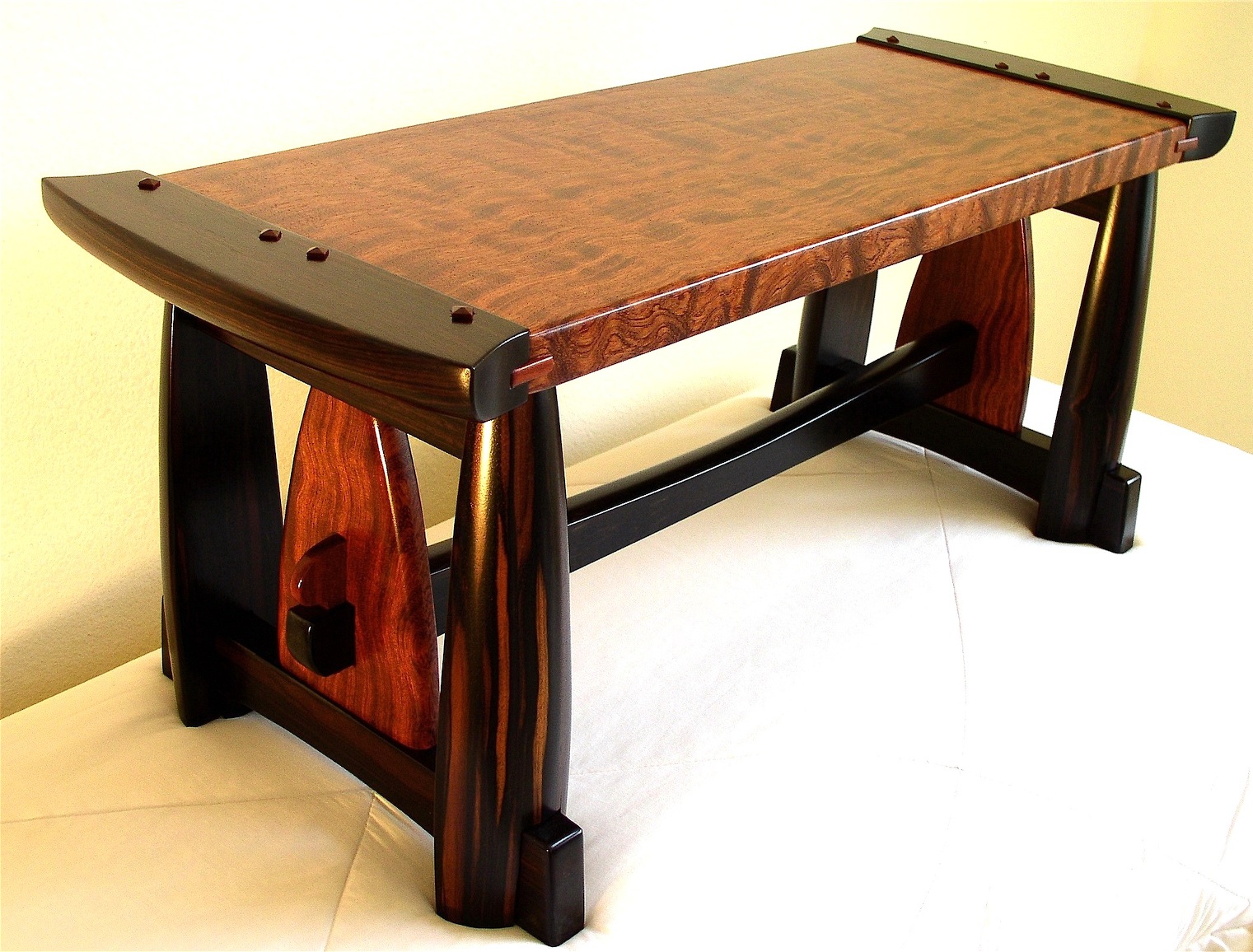 Обтянуть стол. Бубинго стол. Мебель из Бубинга. Мебель из дерева Бубинга. Стол для работы с кожей.